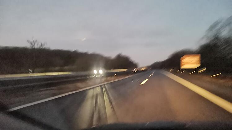 A73 zwischen Forchheim und Bamberg: Autofahrt in der Dämmerung