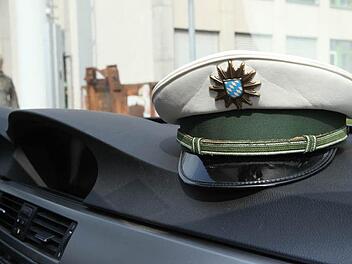 Die Polizei hatte mit einem komplett betrunkenen 19-Jährigen zu tun. Symbolbild: Matthias Hoch