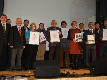 Im Wettbewerb "Unser Dorf hat Zukunft - unser Dorf soll schöner werden" zeichnete Landrat Rudolf Handwerker die Kreissieger Fatschenbrunn und Kirchlauter aus. Sonderpreise gingen an Theinheim, Kreuzthal und Gädheim.  Foto: Sabine Weinbeer