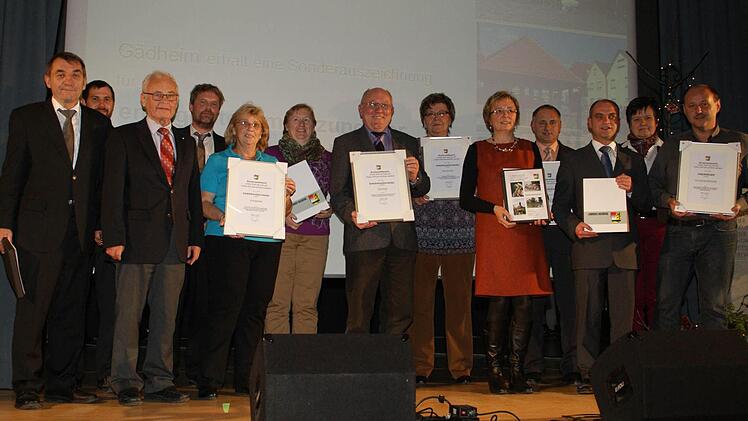 Im Wettbewerb "Unser Dorf hat Zukunft - unser Dorf soll schöner werden" zeichnete Landrat Rudolf Handwerker die Kreissieger Fatschenbrunn und Kirchlauter aus. Sonderpreise gingen an Theinheim, Kreuzthal und Gädheim.  Foto: Sabine Weinbeer