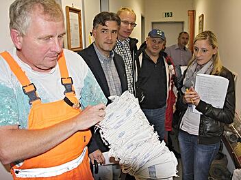 Abwassermeister und kein "Lumpensammler" ist Walter Reuter (links), auch wenn man es beim Anblick der an der Kläranlage angekommenen Lappen meinen könnte. Bürgermeister Harald Pascher, Bauamtsleiter Martin Lang, die Stadträte Klaus Schineller und Rüdiger Ebert, sowie Verwaltungsangestellte Ute Barthelmann (von links) zeigen sich erstaunt.  Fotos: Helmut Will