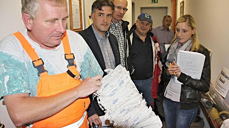 Abwassermeister und kein "Lumpensammler" ist Walter Reuter (links), auch wenn man es beim Anblick der an der Kläranlage angekommenen Lappen meinen könnte. Bürgermeister Harald Pascher, Bauamtsleiter Martin Lang, die Stadträte Klaus Schineller und Rüdiger Ebert, sowie Verwaltungsangestellte Ute Barthelmann (von links) zeigen sich erstaunt.  Fotos: Helmut Will