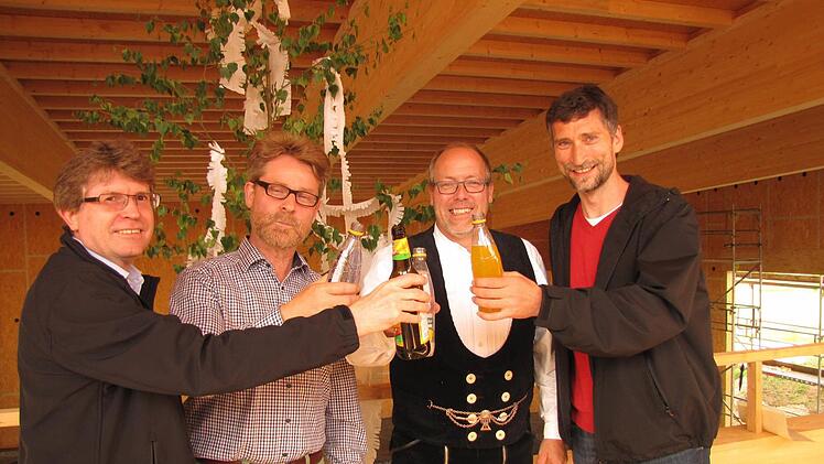 Auf gutes Gelingen des Neubaus der freien evangelischen Gemeinschaft stoßen beim Richtfest an (von links): Klaus Hampel vom Bauausschuss der Gemeinde, Pastor Werner Kröger, Zimmermeister Ulrich Wiemer und Matthias Stegner, Vorsitzender der Gemeinschaft. Foto: Martin Koch