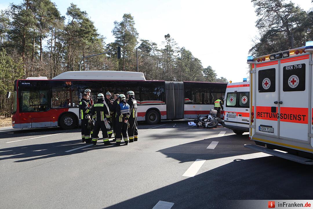 Tödlicher Unfall in Nürnberg: Motorrad kollidiert mit Linienbus