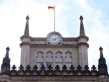 Uhr mit vergoldeten Zeigern an Schloss Ehrenburg in CoburgJochen Berger