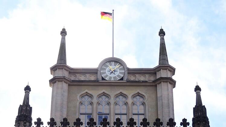 Uhr mit vergoldeten Zeigern an Schloss Ehrenburg in CoburgJochen Berger
