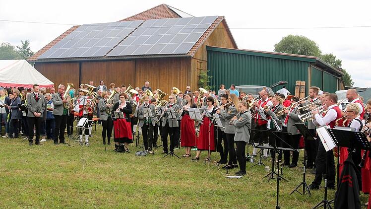 Bei der diesjährigen Matinee der musizierenden Gruppen der Stadt Seßlach boten am Sonntag zehn Chöre, Kapellen und Bläser kurzweilige Kostproben ihres Könnens.  Aus Anlass des 750-jährigen Jubiläums von Bischwind fand die erneut gut besuchte Veranstaltung dieses Mal auf der Bischwinder Festwiese statt. Die zum Schluss von Teilnehmern wie Zuhörern gemeinsam gesungene Bayern-Hymne dirigierte Konrad Keller (Autenhaus'ner Musikanten). Foto: Bettina Knauth