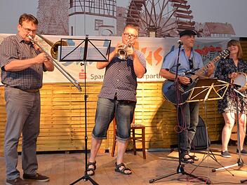 Kurzfristig stellte sich ein Quartett zusammen bei Saale-Musicum, das erstmals beim English FolkClub Station machte. Foto: Peter Rauch