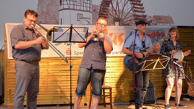 Kurzfristig stellte sich ein Quartett zusammen bei Saale-Musicum, das erstmals beim English FolkClub Station machte. Foto: Peter Rauch