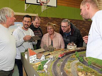 Viel bestaunt wurde die Anlage des gastgebenden Vereins. Dessen Chef Peter Fischer (links) hatte viel zu erklären. Fotos: Evi Seeger