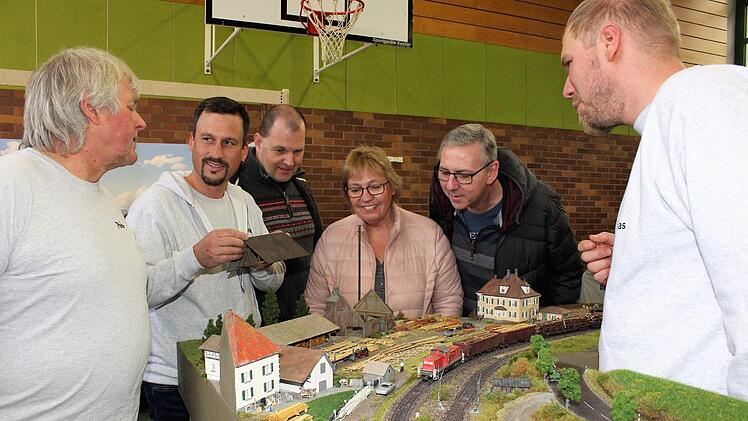 Viel bestaunt wurde die Anlage des gastgebenden Vereins. Dessen Chef Peter Fischer (links) hatte viel zu erklären. Fotos: Evi Seeger