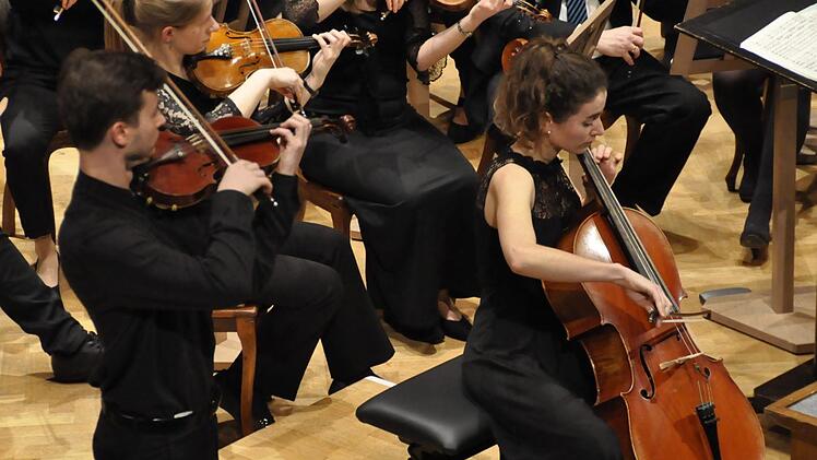 Geschwisterpaar Cornelia und Christian Emmert spielten sich durch ihre meisterlichen Interpretationen schnell in die Herzen der Zuhörer. Foto: Peter Klopf