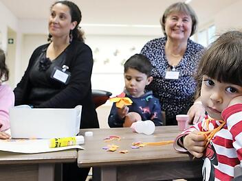 In der Eltern-Kind-Gruppe der AEO können Kinder gemeinsam mit ihren Eltern und den Betreuerinnen basteln.  Fotos: Barbara Herbst