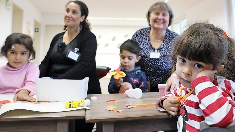In der Eltern-Kind-Gruppe der AEO können Kinder gemeinsam mit ihren Eltern und den Betreuerinnen basteln.  Fotos: Barbara Herbst