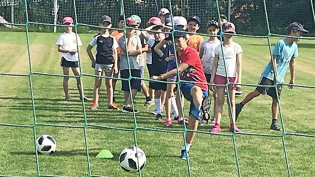 Klar: Das Runde muss ins Eckige - der Ball spielt bei den &Uuml;bungen eine wichtige Rolle. Es gibt aber auch eine Station Fanclub. Dort wird Tanzen, Klatschen, kreatives Gestalten und Anfeuern trainiert.  Fotos: Michael Busch
