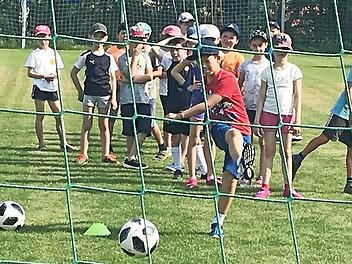 Klar: Das Runde muss ins Eckige - der Ball spielt bei den Übungen eine wichtige Rolle. Es gibt aber auch eine Station Fanclub. Dort wird Tanzen, Klatschen, kreatives Gestalten und Anfeuern trainiert.  Fotos: Michael Busch