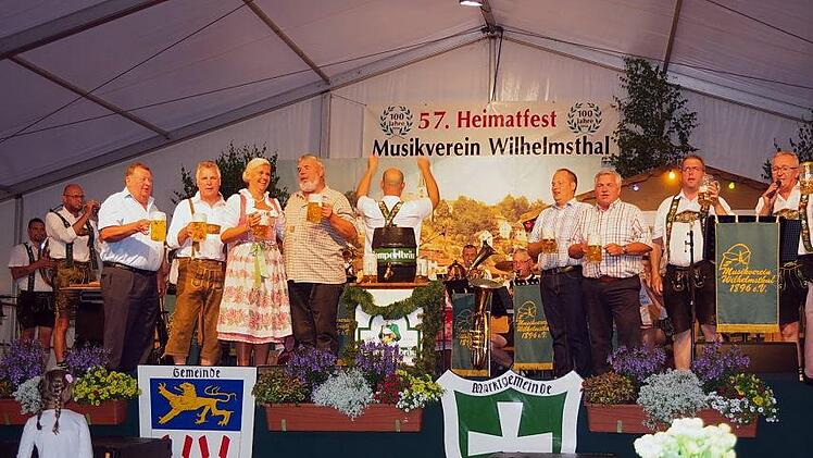 Erstes gemeinsames Prosit nach dem BieranstichHeike Schülein