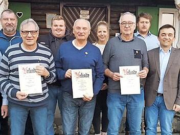 Ehrungen fanden beim Heimat- und Wanderverein "Frankenlust" statt. Das Bild zeigt (vorne, von links) Vorsitzenden Josef Schlee, die Geehrten Manfred Werner, Andreas Buckreus und Michael Müller, Bürgermeister Jens Korn und den neuen Kassier Peter Hänel sowie (hinten, von links) Dieter Wunner, Zweiten Vorsitzenden Maximilian Zeitler, Tanja Kotschenreuther und Christian Kotschenreuther.  Foto: Hans Franz