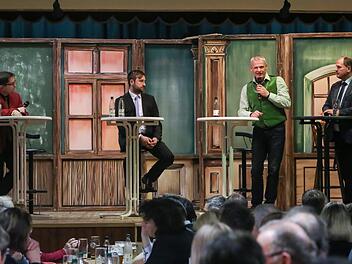 Theaterkulisse - aber kein Polit-Theater: Überaus sachlich diskutierten die Pressecker Bürgermeister-Kandidaten (von rechts) Ludwig Ruml (FW), Mark Reuther (SPD) und Christian Ruppert (CSU) mit BR-Redaktionsleiter Alexander Müller im Burschenheim in Reichenbach.  Foto: Barbara Herbst