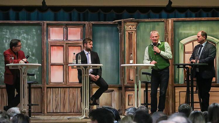 Theaterkulisse - aber kein Polit-Theater: Überaus sachlich diskutierten die Pressecker Bürgermeister-Kandidaten (von rechts) Ludwig Ruml (FW), Mark Reuther (SPD) und Christian Ruppert (CSU) mit BR-Redaktionsleiter Alexander Müller im Burschenheim in Reichenbach.  Foto: Barbara Herbst