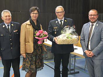 Blumen für die Frau, die neue Aufgaben für den Mann: Nach der Wahl des neuen Coburger Kreisbrandrates - (von links) Manfred Lorenz, Carmen Mittelbach, Stefan Püls und Sebastian Straubel. - Foto: Berthold Köhler