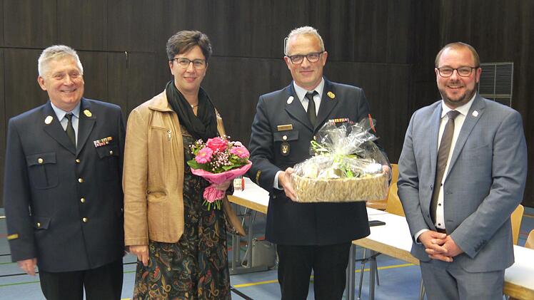 Blumen für die Frau, die neue Aufgaben für den Mann: Nach der Wahl des neuen Coburger Kreisbrandrates - (von links) Manfred Lorenz, Carmen Mittelbach, Stefan Püls und Sebastian Straubel. - Foto: Berthold Köhler