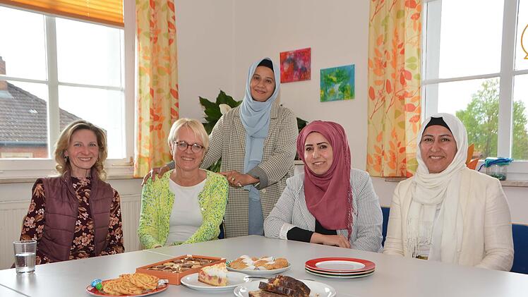 In der arabischen Frauengruppe im Kulmbacher Familientreff ist die ungleiche Behandlung von Geflüchteten verschiedener Nationalitäten ein Diskussionsthema. Uns Bild zeigt (von links) Fatima Mansour Drak, Elsbeth Oberhammer, Sana Mustafa, Mezkin Hussein und Feryala Mustafa.