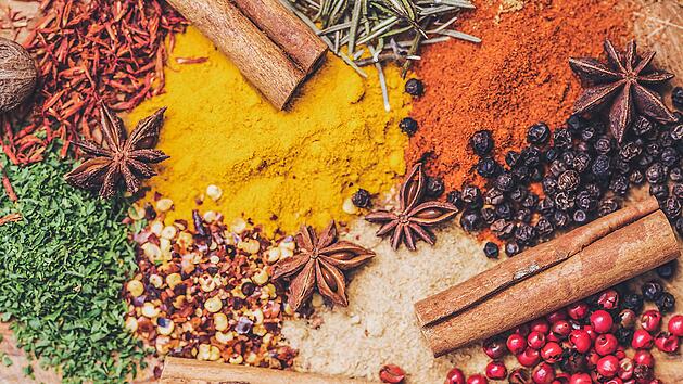 Gewürze wie Zimt, Kurkuma und Nelken sind ein wichtiger Bestandteil der ayurvedischen Ernährung.