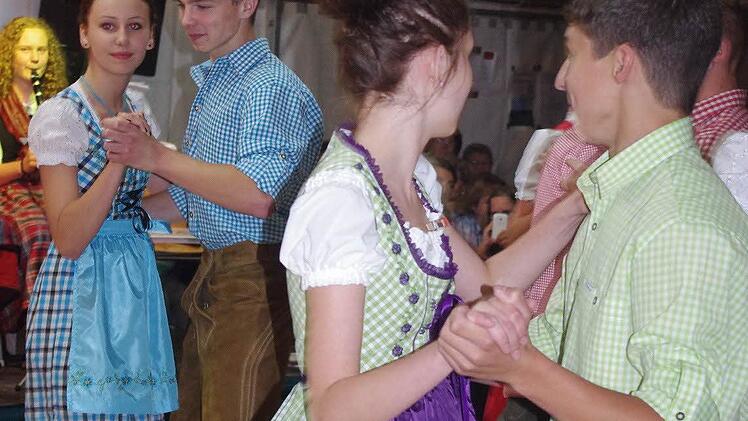Die Hesselbacher Jugend zeigte beim Jubiläums-Festabend alte Tänze.