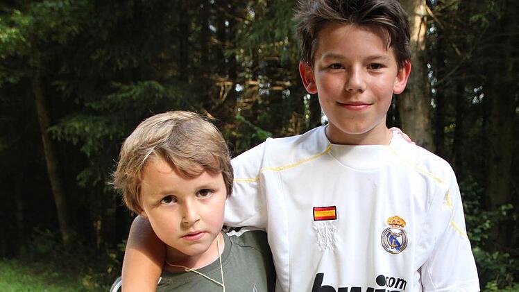 Robin und Yannis laufen die Runden zusammen als Team.