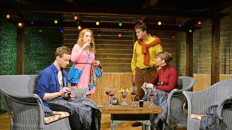 Nur nichts rauslassen, sich nicht überraschen lassen, Fluchtwege offen halten (v. l.): Greg (Benjamin Jorns), Ginny (Elisabeth Therstappen), Philip (Marc Marchand) und Sheila (Sandra Lava).  Foto: Sebastian Worch