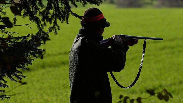 Ein Jäger wie auf diesem Symbolfoto schoss einen Jagdkollegen an.  Foto: Felix Kästle/dpa
