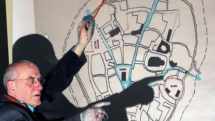 Wolfgang Blümlein hat Baulücken und Leerstände in der Münnerstädter Innenstadt untersucht und ein grobes Konzept erarbeitet, wie man hier neuen Wohnraum schaffen könnte. Er stellte es in einer Versammlung des Forum aktiv vor.  Foto: Dieter Britz