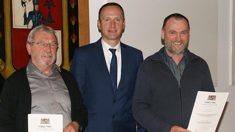 Für 33 beziehungsweise 27 Jahre in der Verantwortung als Stadtratsmitglieder wurden Günther Hofmann (links) und Alois Böhnlein (rechts) ausgezeichnet. Die Urkunden für besondere Verdienste um die kommunale Selbstverwaltung überreichte im Auftrag des Innenministers der Bürgermeister Michael Ziegler