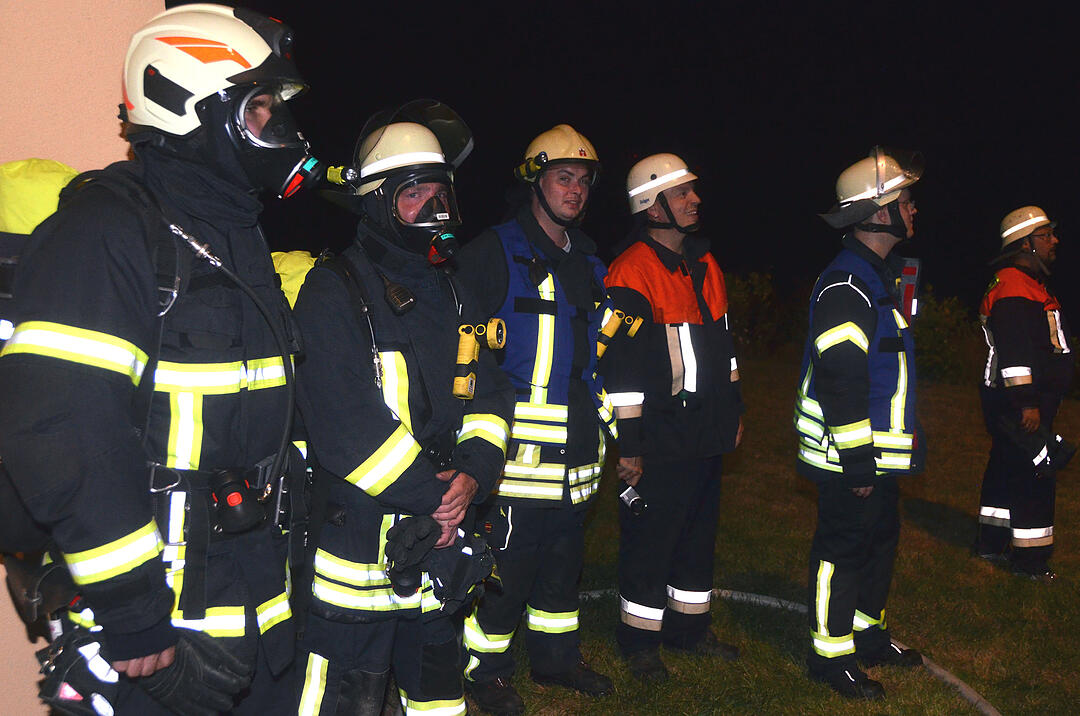 Wohnhaus brennt in Oerlenbach - Bewohner retten sich vor Flammen