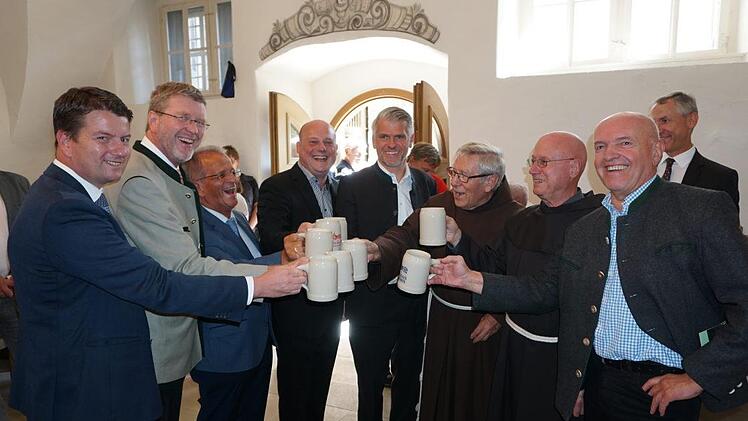 Bischofsheim bekommt ein Biodiversitätszentrum, das macht gute Laune und  lädt zum Anstoßen mit  Kreuzbergbier ein. Das Bild zeigt von links:  Sandro Kirchner (MdL), Dr. Marcel Huber, Fritz Schroth, Bürgermeister  Georg Seiffert, Steffen Vogel (MdL), Pater Martin Domogalla, Pater Georg  Andlinger und Landrat Thomas Habermann. Foto: Marion Eckert