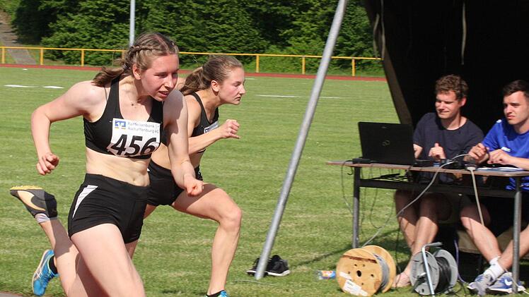 Anna Lukaschewitsch (links) vom TV/DJK Hammelburg gewann die 100 Meter, 400 Meter und das Kugelstoßen der U18.