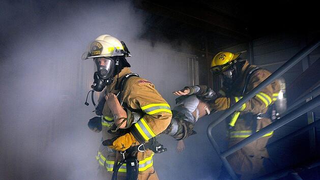 Die herbeigerufenen Einheiten der Feuerwehr drangen in die völlig verqualmte Wohnung ein und löschten schnell den Brand in der Küchenzeile. Symbolfoto: 12019/pixabay.com