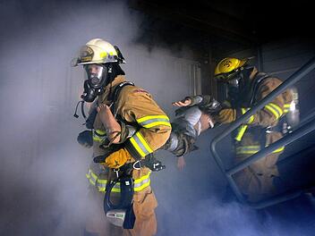 Die herbeigerufenen Einheiten der Feuerwehr drangen in die völlig verqualmte Wohnung ein und löschten schnell den Brand in der Küchenzeile. Symbolfoto: 12019/pixabay.com