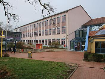 Einige Trakte der  Staffelsteiner Realschule müssen saniert werden. Eine Entscheidung wie das geschehen soll, wird in der nächsten Kreisausschusssitzung getroffen. Wahrscheinlich ist eine Teilsanierung mit Ersatzneubauten am momentanen Standort. Foto: Matthias Einwag