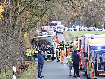 Linienbus im Kreis Fürth verunfallt: Mehrere Schulkinder verletzt