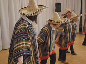 Wegen des Vorwurfs der kulturellen Aneignung geriet eine Senioren-Tanzgruppe in die Schlagzeilen. In der RBB-Doku "Wie zerrissen ist Deutschland?" beziehen die Mitglieder Stellung.