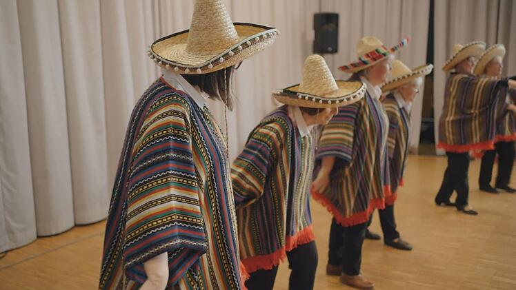 Wegen des Vorwurfs der kulturellen Aneignung geriet eine Senioren-Tanzgruppe in die Schlagzeilen. In der RBB-Doku "Wie zerrissen ist Deutschland?" beziehen die Mitglieder Stellung.