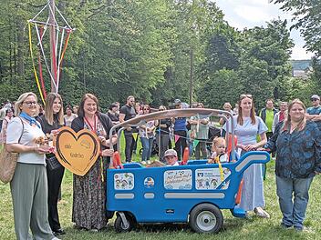Das neue Mobil mit Elektroantrieb wurde gleich von den Kleinen in Beschlag genommen.