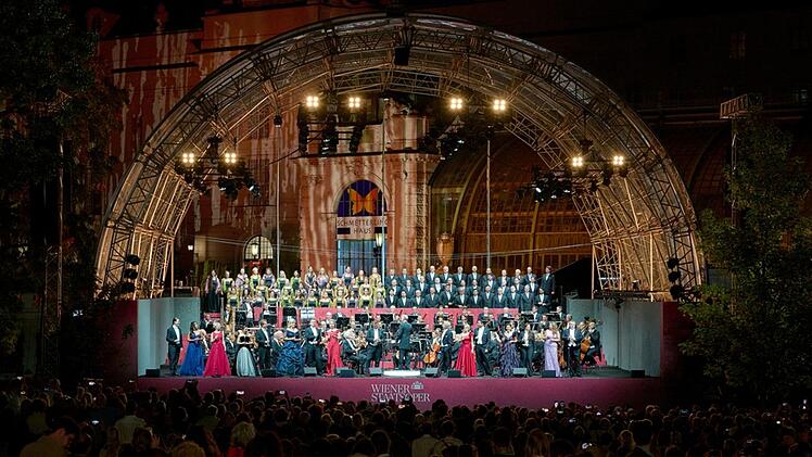 Dirigent Bertrand de Billy und das Orchester der Wiener Staatsoper traten beim Open-Air im Wiener Burggarten unter anderem mit Elīna Garanča, Jonas Kaufmann, Benjamin Bernheim und Camilla Nylund auf.