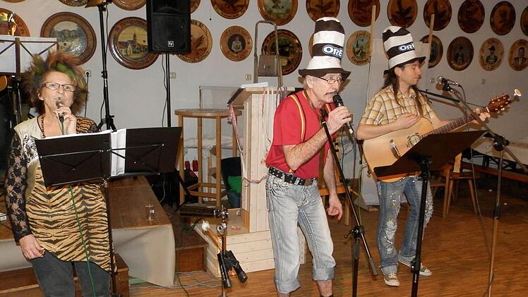 Das Trio "Fosernachtsgeger": Monika, Edgar und Sohn Armin GimperleinFoto: Rainer Fritsch