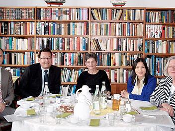 Runder Kaffeetisch zum Thema Pflegeberufe: Richard Paul, Gerhard Waigandt , Eva Wörthmann, (Agentur für Arbeit), Bich Nga Do-Thi (Pressesprecherin von Phönix) und die Leiterin der Dettelbacher Seniorenresidenz Petra Farwick. Foto: Zimmermann