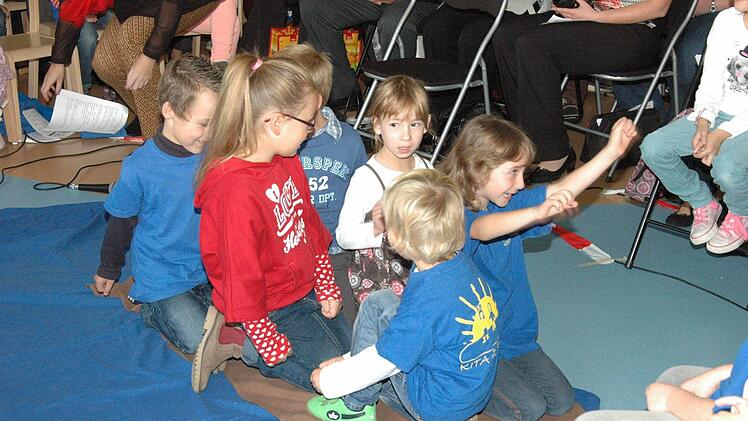 In einem Spiel "Jesus auf dem See Genezareth" zeigten die Kleinen, dass man sich ganz sicher auf Gott verlassen kann, dass auch von vielen für den neuen Kindergarten gewünscht wurde. Foto: gsch