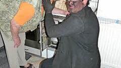 Irma Sebald hatte Besuch von Florian Ziegler zu Feuerbeschau. Foto: hl