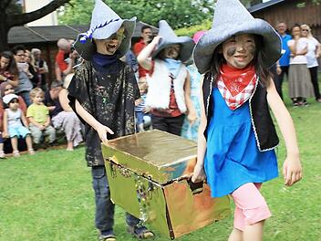Die Schatzkiste war nicht nur für die Räuber interessant. Beim Sommerfest des Kinderhauses stand das Teilen im Mittelpunkt. Foto: privat